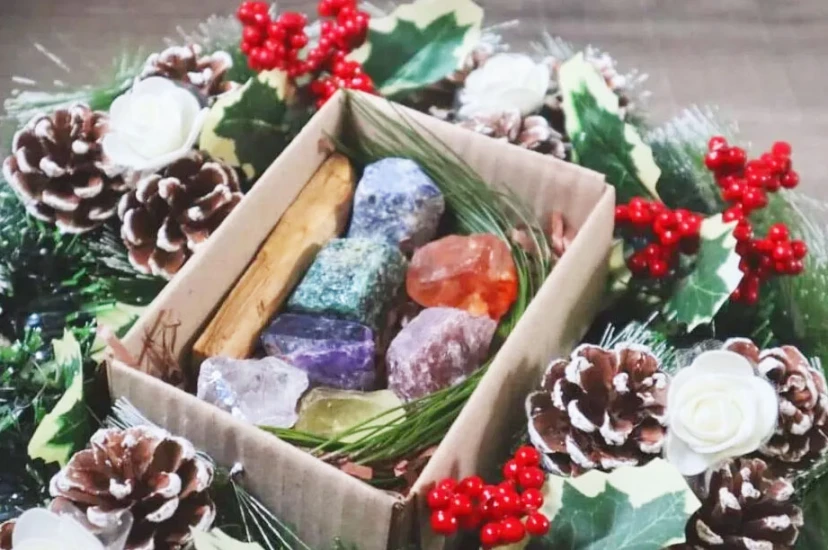 Hướng dẫn thanh tẩy năng lượng, thông hoạt luân xa bằng 7 viên đá quý và lá thông, trầm hương