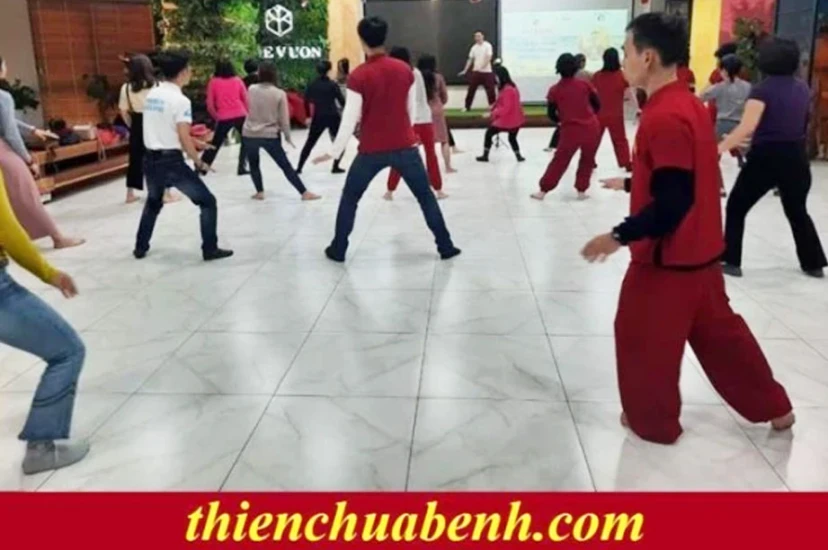 BS Vũ Hán Và Bệnh Nhân Cùng Tập Khí Công Bát Đoạn Cẩm Phòng Dịch Bệnh